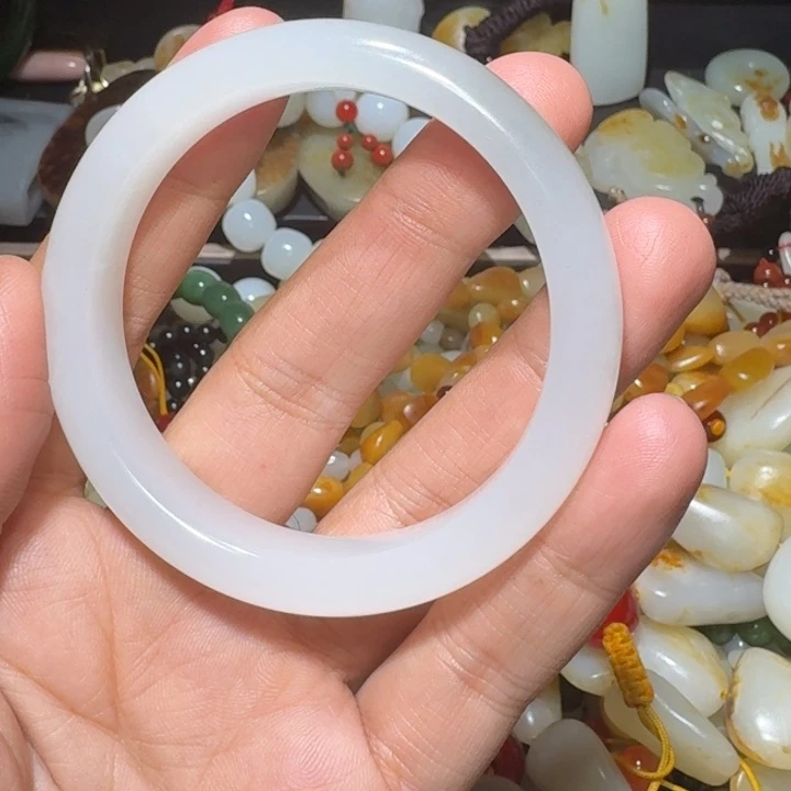 和田玉未镶嵌手镯