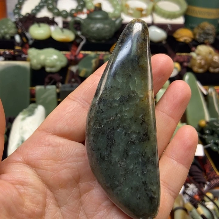 未镶嵌岫岩河磨玉（透闪石质玉）把件