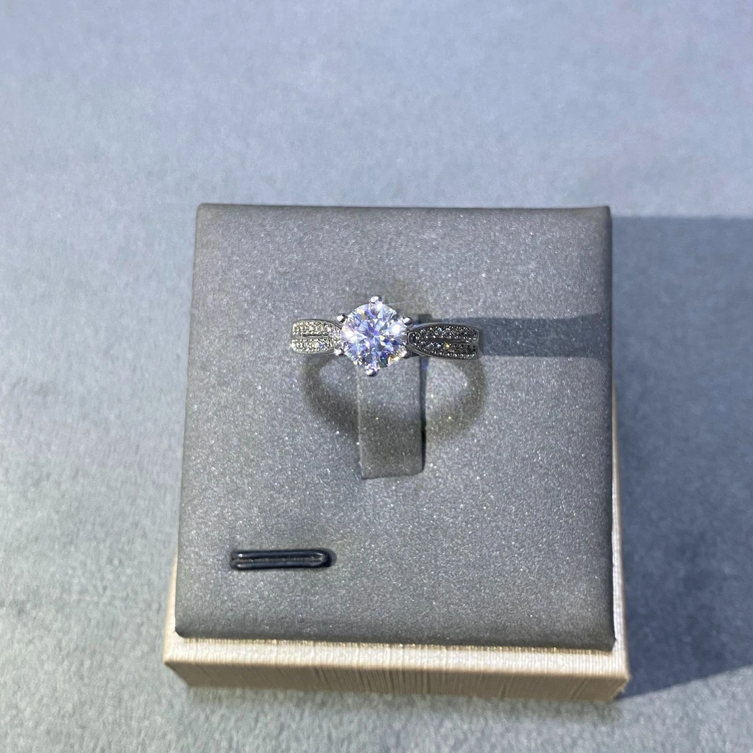 【钻注一生】 奢华星光皇后女戒1克拉