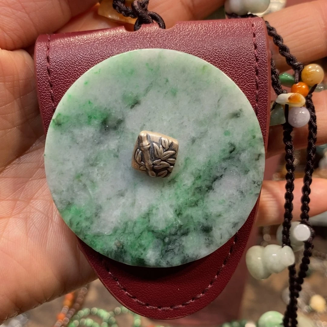 翡翠吊坠(赠链)未镶嵌