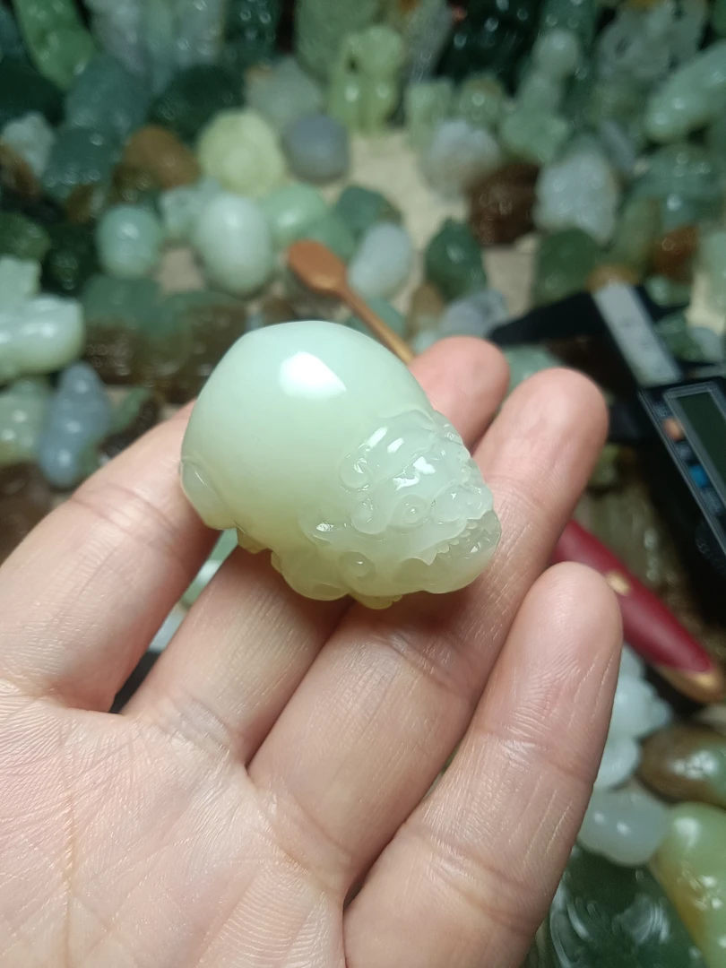 和田玉俄料皮休吊坠