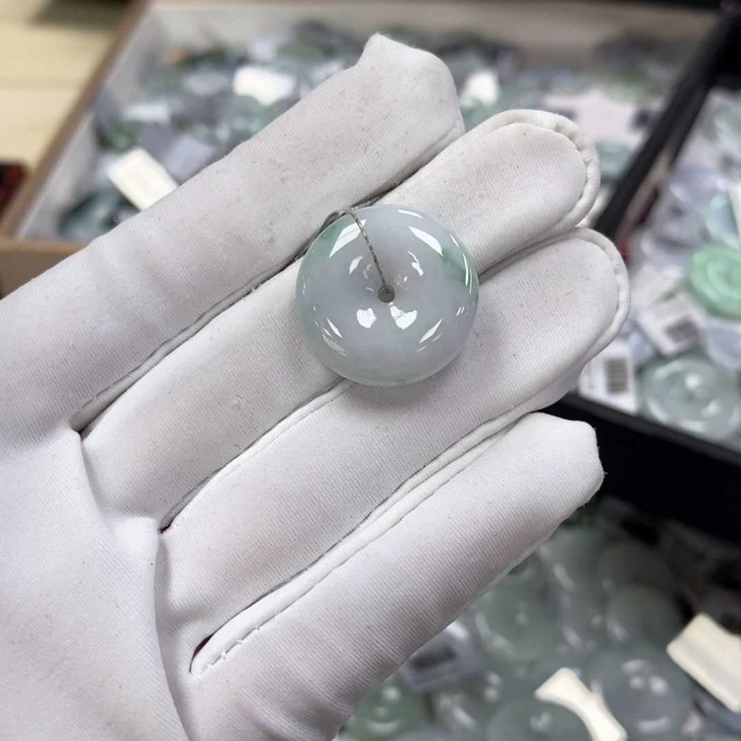 翡翠颈饰未镶嵌平安扣