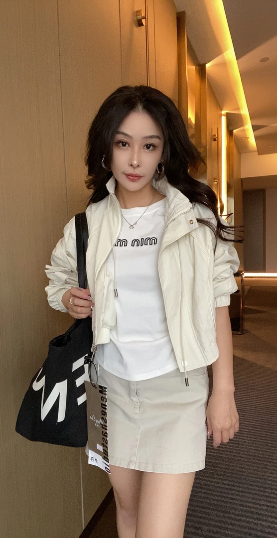 白色短版风衣带抽绳