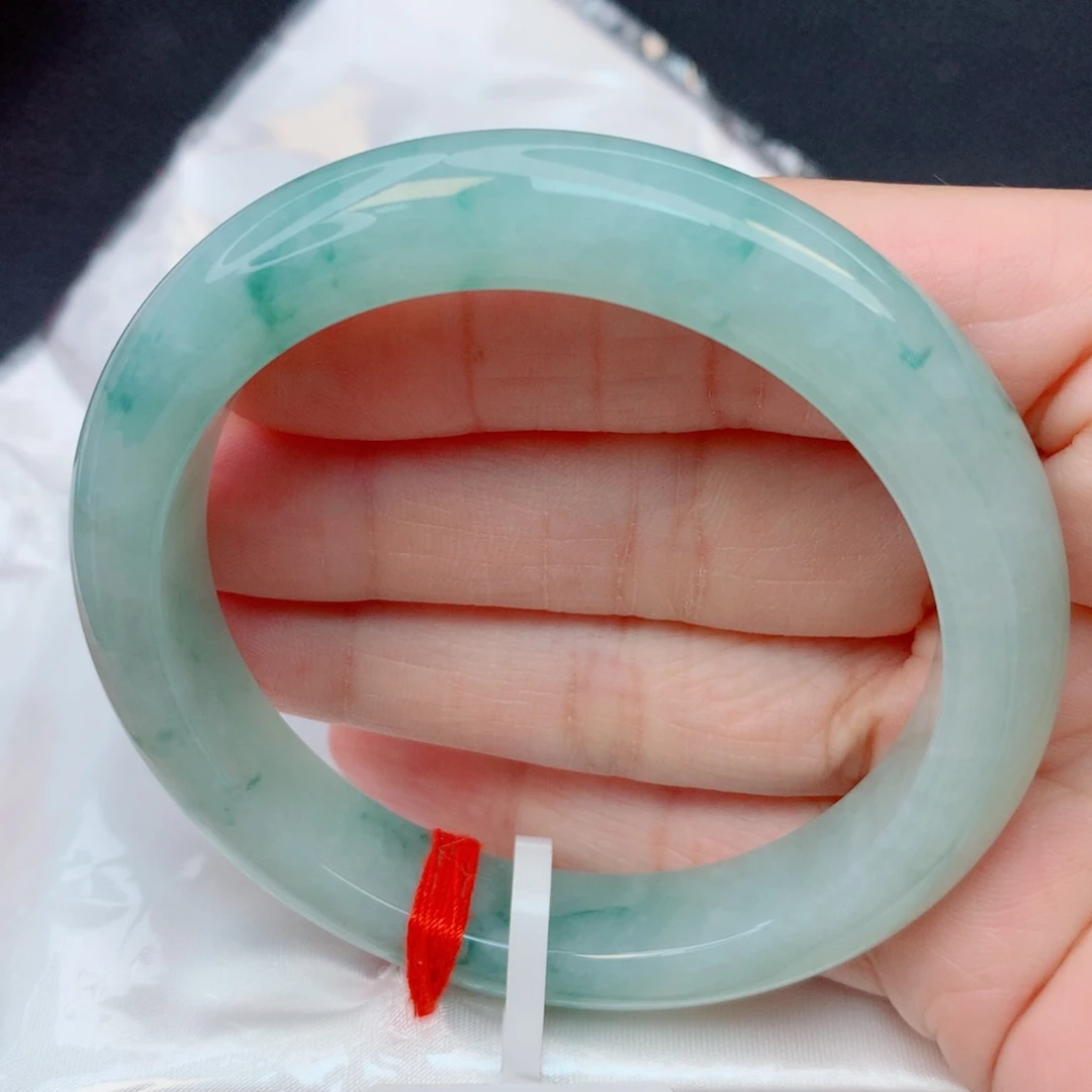 翡翠未镶嵌手镯55.6圈 细糯化绿底飘小绿花窄条无纹裂