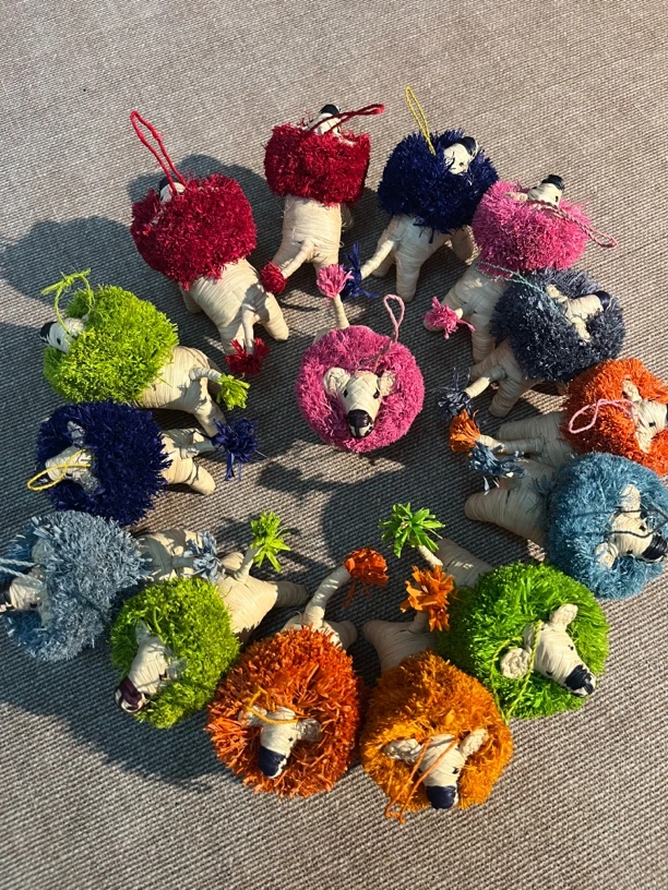 便携款可爱风见外包装包挂非洲进口拉菲草编织小狮子