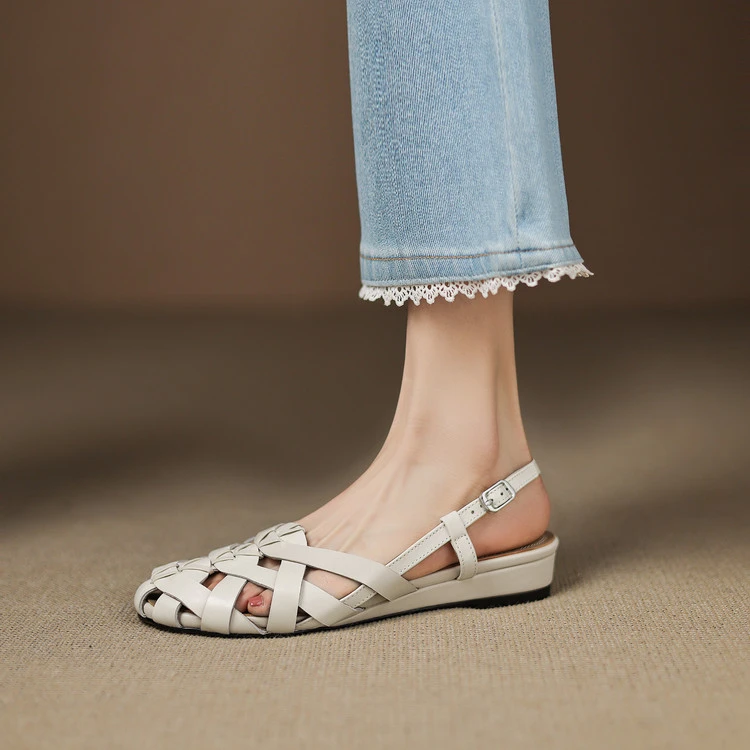 洞洞鞋女款2025新款爆款真皮编织复古港风坡跟包头罗马凉鞋