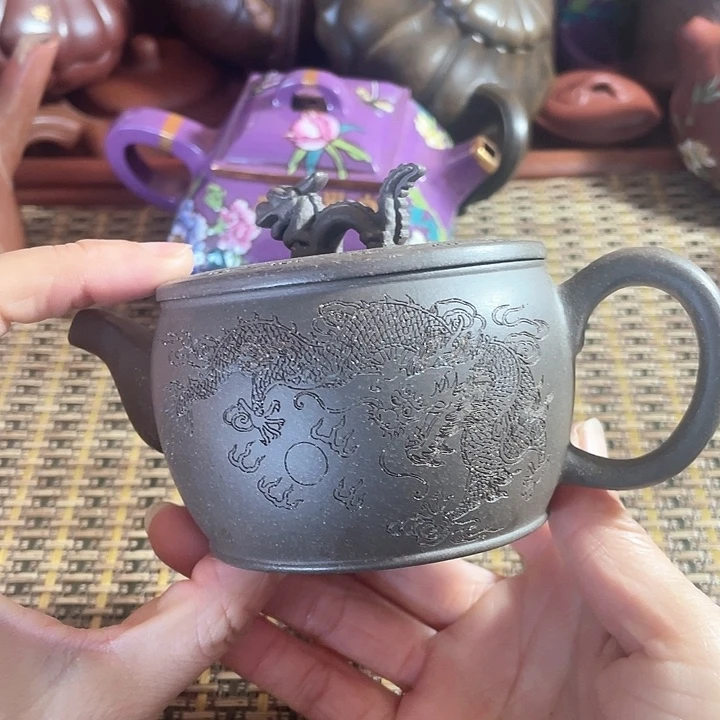 紫砂茶壶原矿泥料手工制作的紫砂壶。