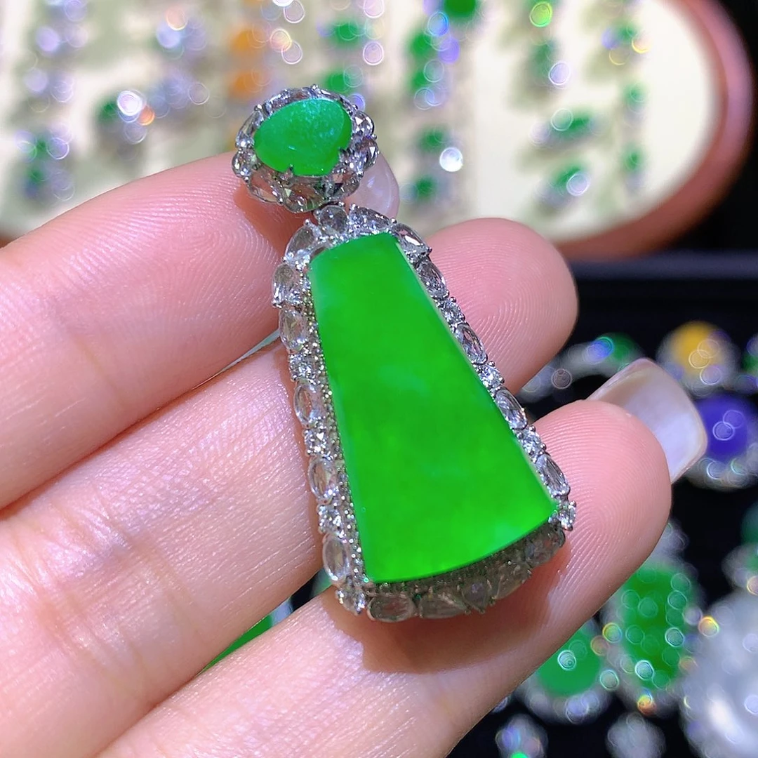 翡翠18K金镶嵌颈饰高冰满绿无事牌一刀切