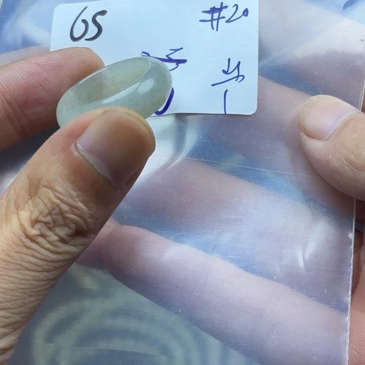 颈饰未镶嵌翡翠戒指
