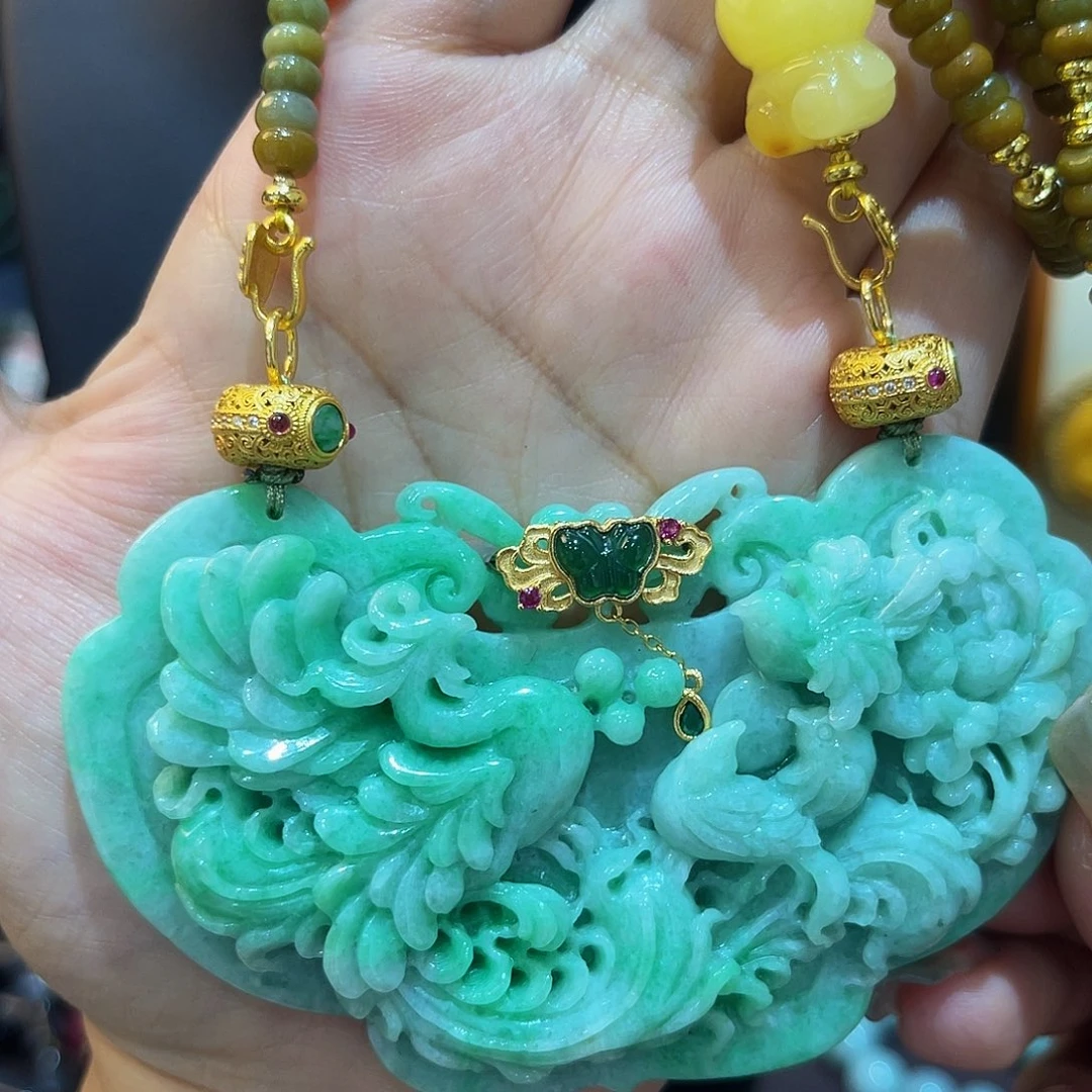 L***g翡翠未镶嵌吊坠(赠链)锁牌