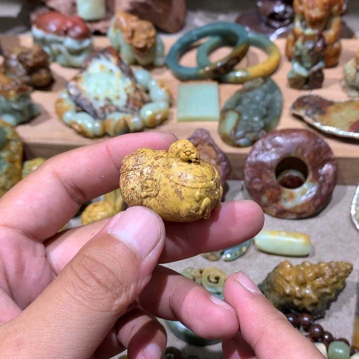 未镶嵌岫岩河磨玉（透闪石质玉）挂件