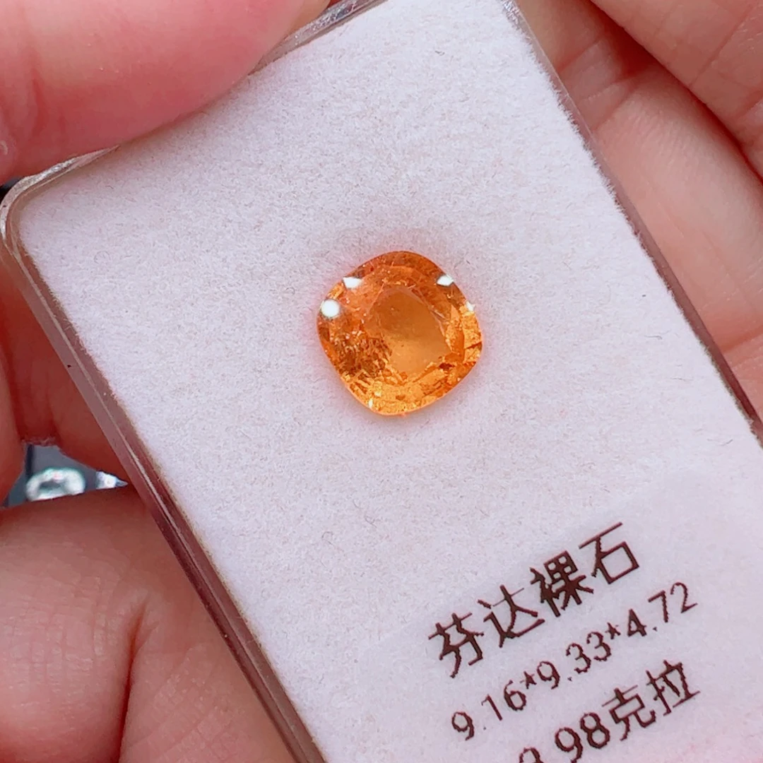 未镶嵌石榴石（芬达石）3.98克拉