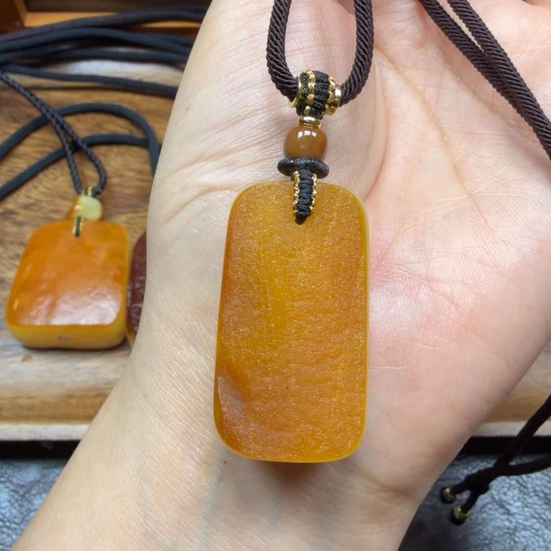 琥珀未镶嵌吊坠(赠链)