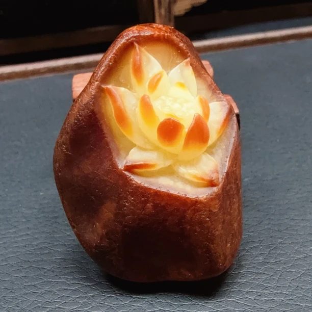 【伟伟鉴定】天然蜜蜡 留皮原石洞雕 莲花吊坠 46×33×22纯手工雕刻