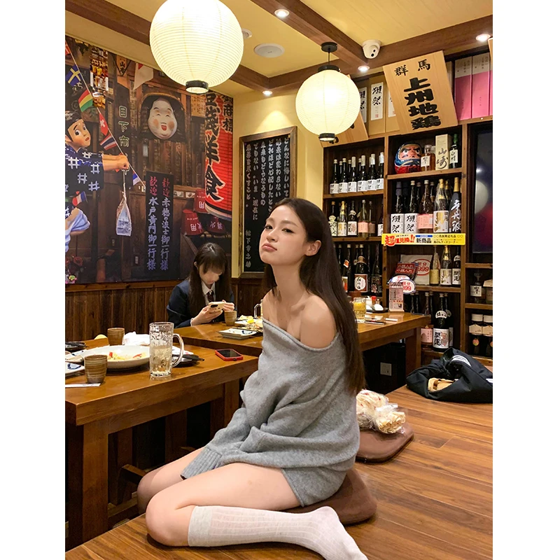 灰色慵懒风一字领斜肩毛衣女2025秋季新款高腰显瘦百搭短裤两件套