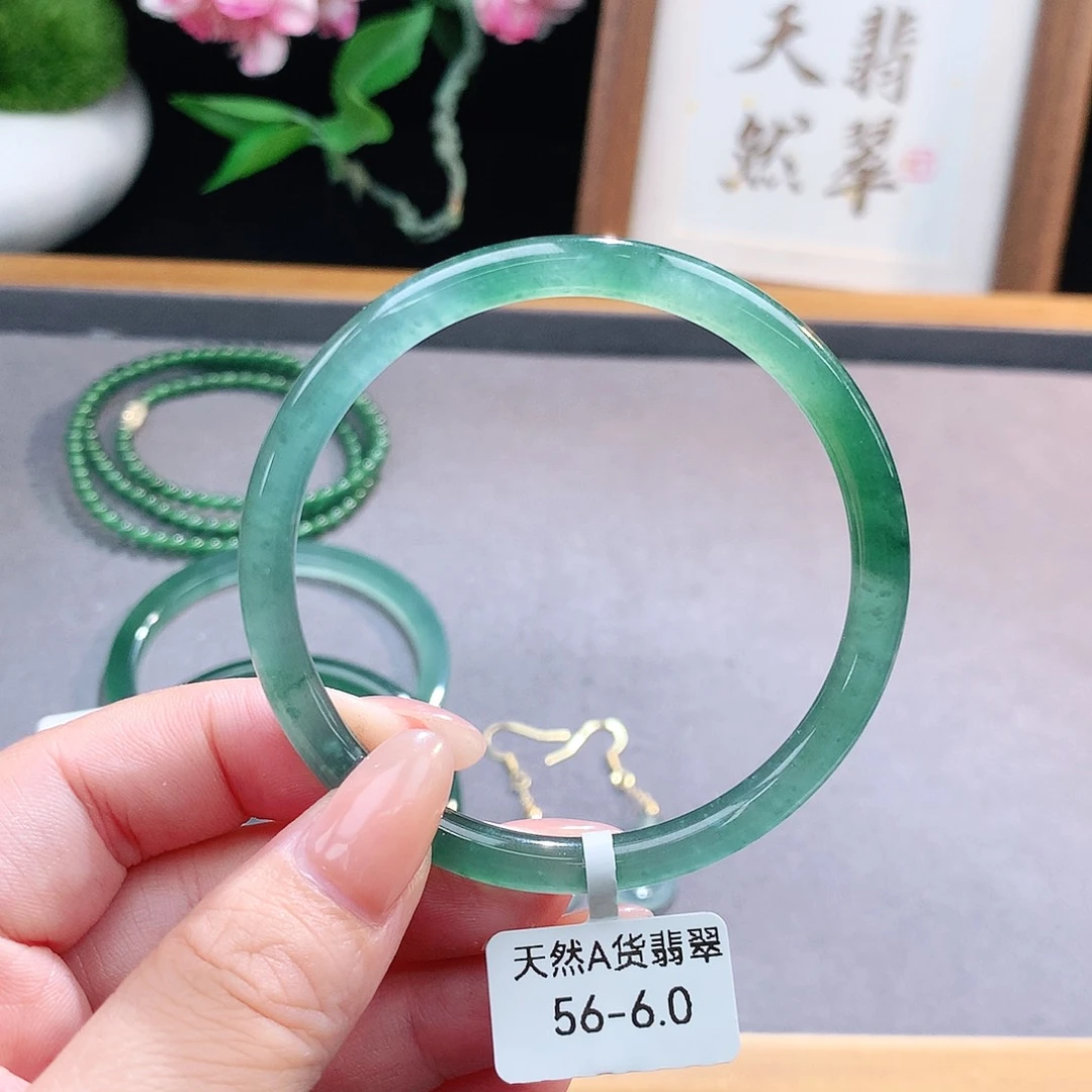 未镶嵌手镯（圆镯）翡翠