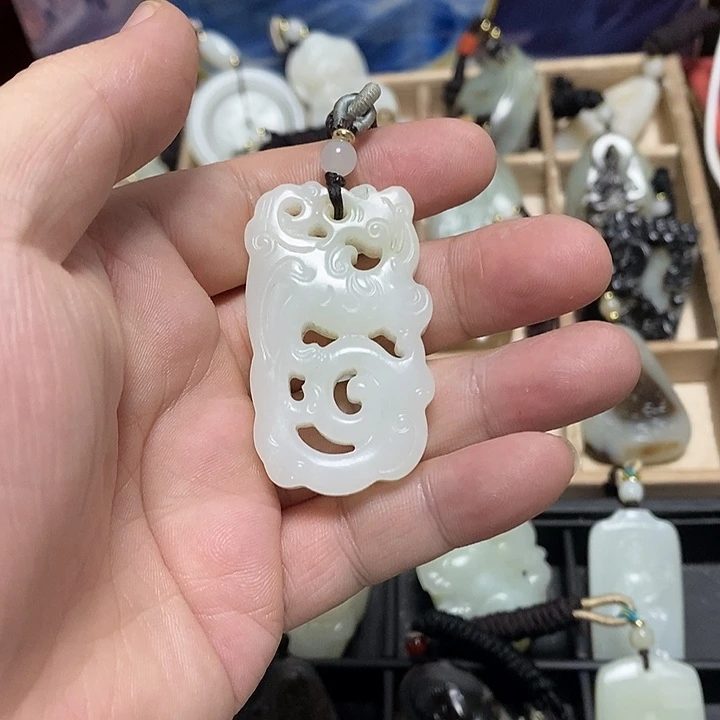 喜***马和田玉未镶嵌颈饰