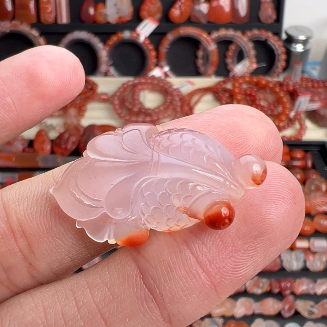 南红玛瑙未镶嵌颈饰金鱼