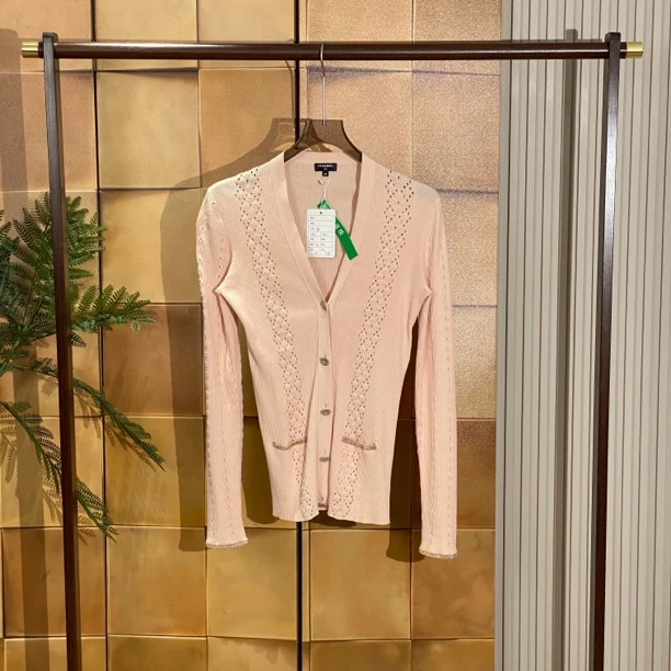 Chanel 银扣镂空粉色开衫/38码/99新/23417
