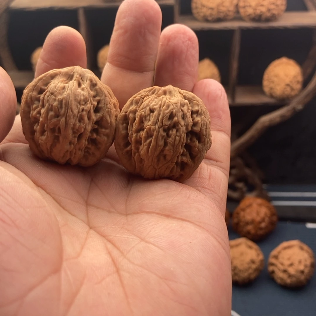 文玩核桃把件六*35绣球正奔