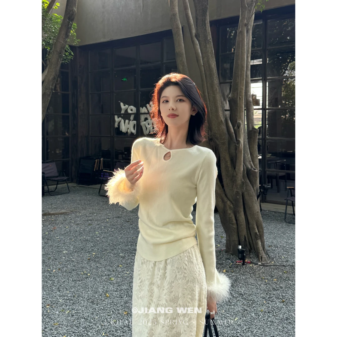 UKILAU【聆羽】圆领镂空设计感毛毛袖口针织打底衫