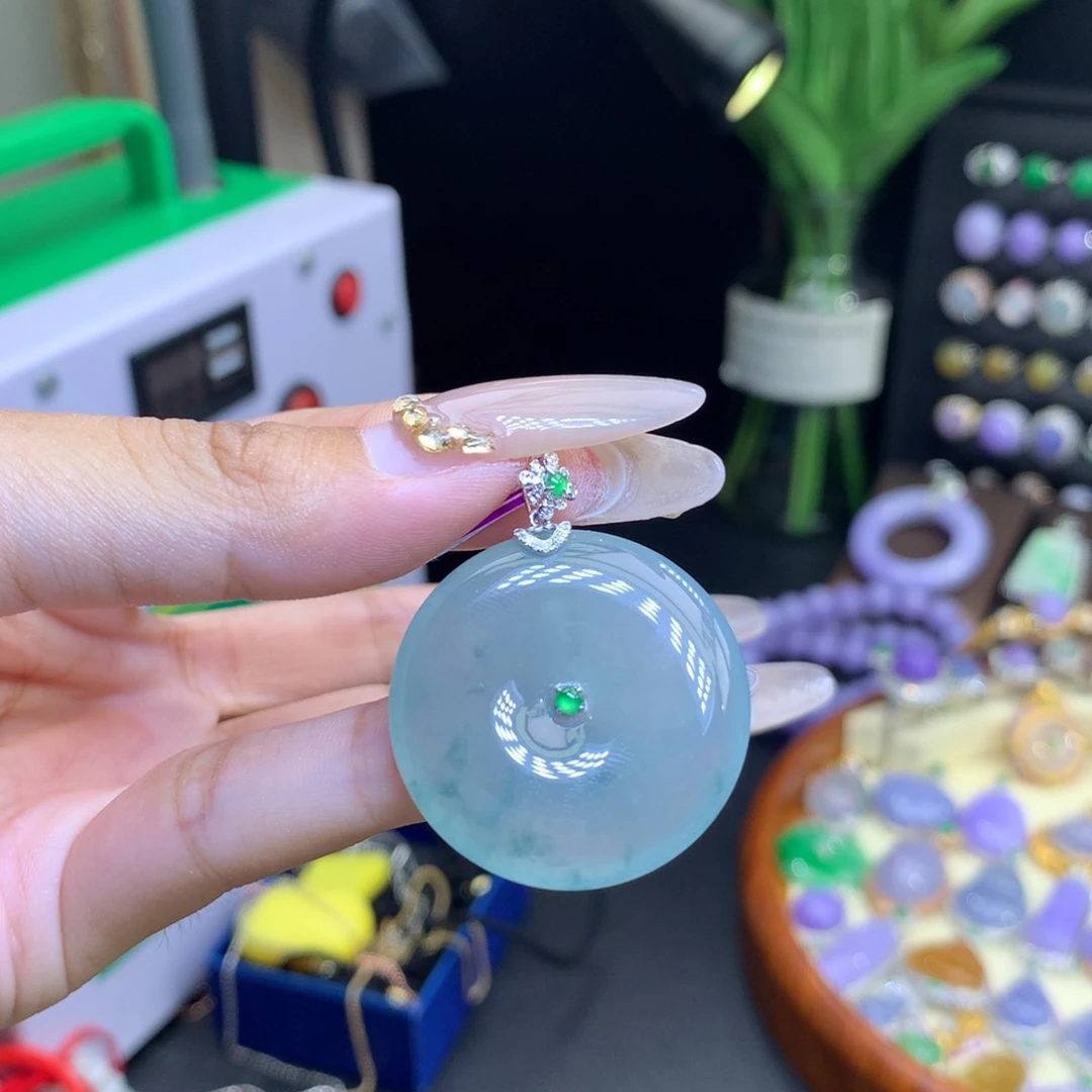 翡翠18K金镶嵌颈饰