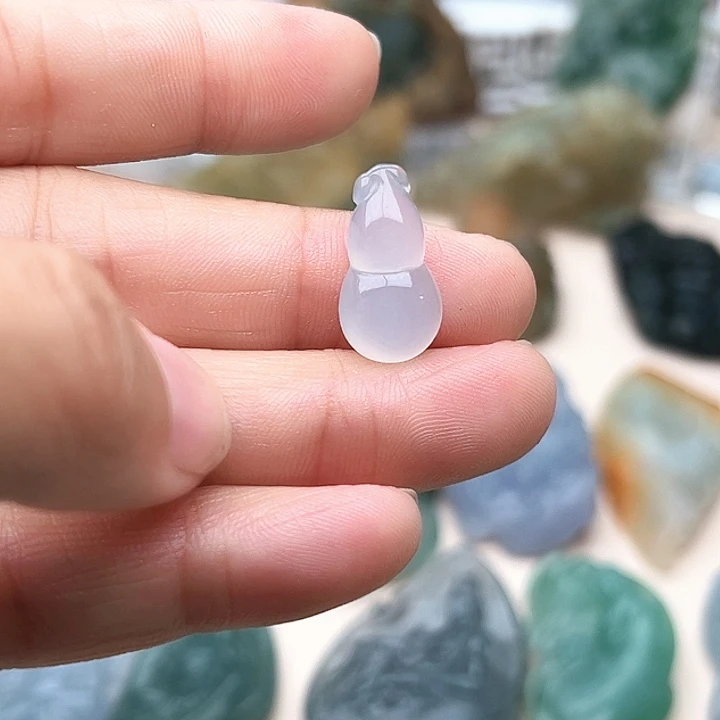 翡翠未镶嵌颈饰葫芦