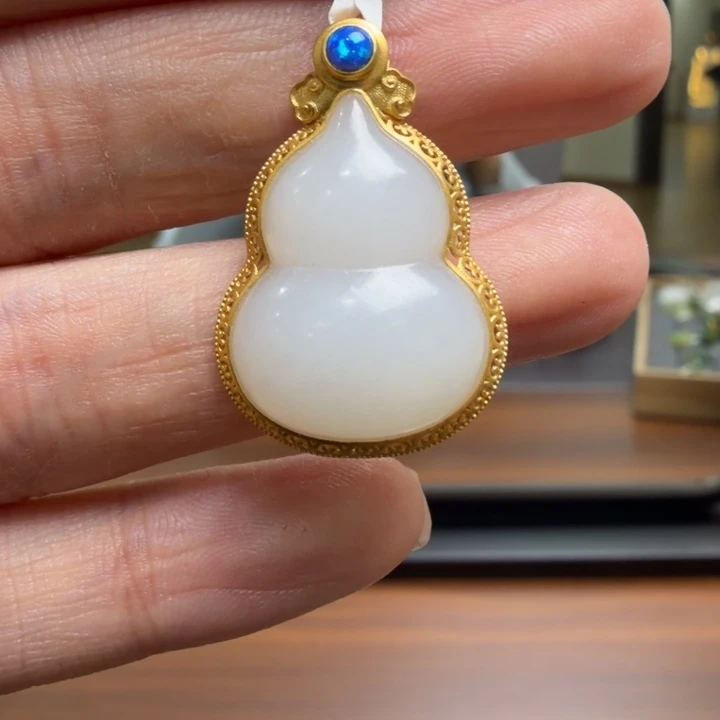 和田玉18K金镶嵌颈饰