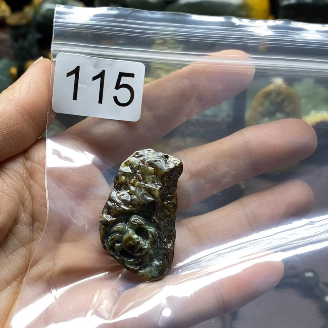 未镶嵌岫岩河磨玉（透闪石质玉）把件