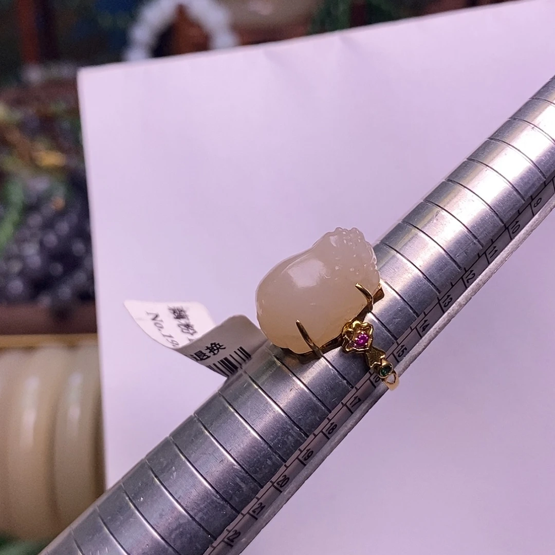 和田玉未镶嵌颈饰浓藕粉老矿料金镶貔貅戒指