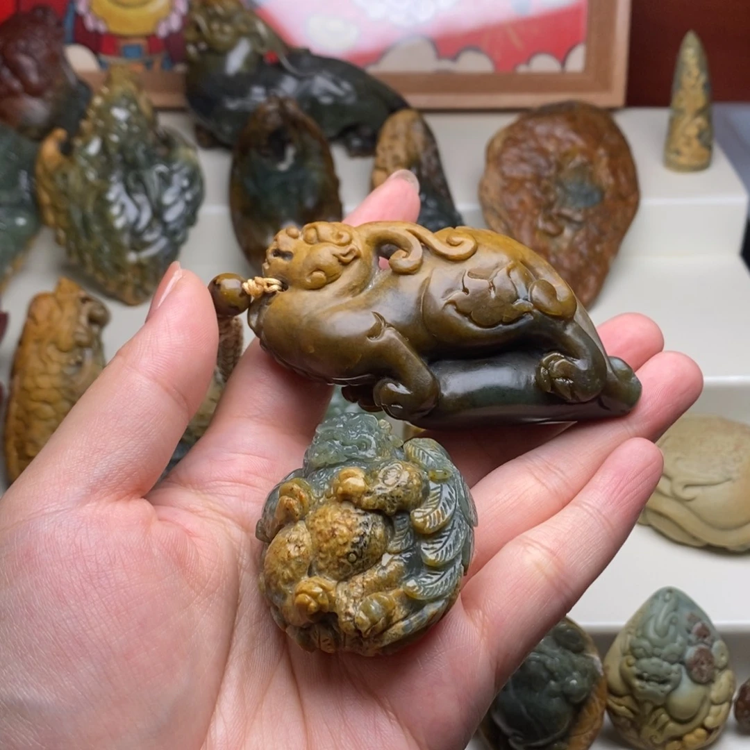 顾***思未镶嵌岫岩河磨玉（透闪石质玉）把件