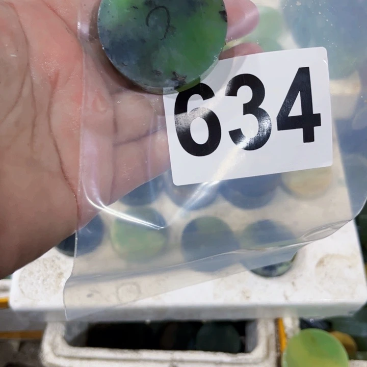 呜***人蛇纹石玉未镶嵌珠宝半成品