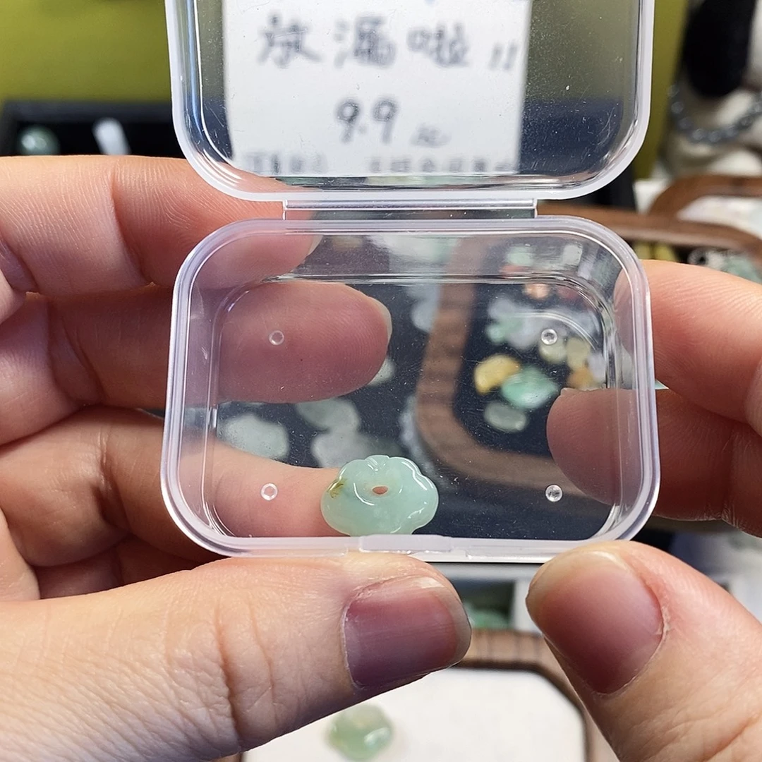 莲***白翡翠未镶嵌颈饰小滴溜