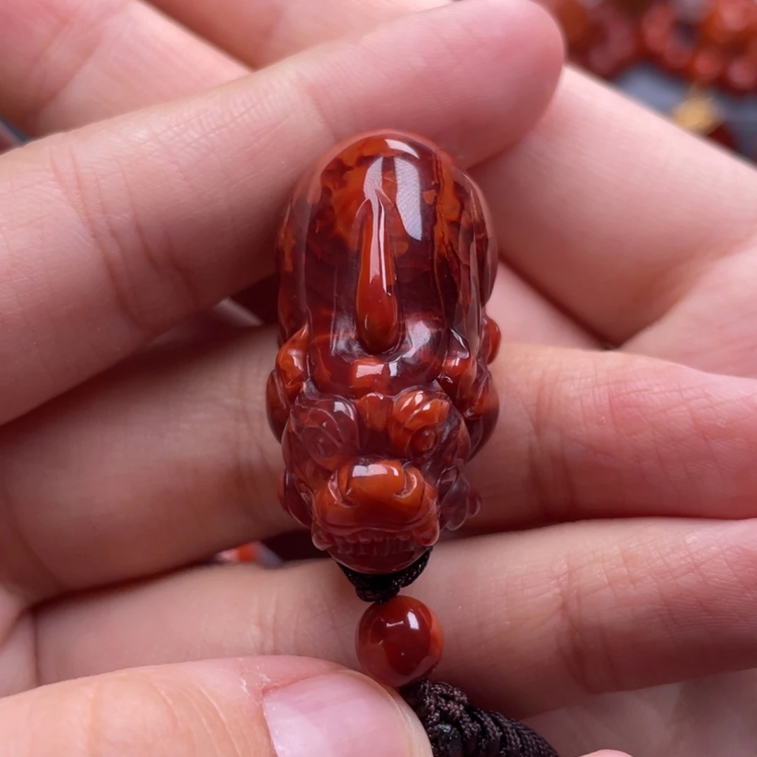 南红玛瑙18K金镶嵌珠宝奇石貔貅吊坠
