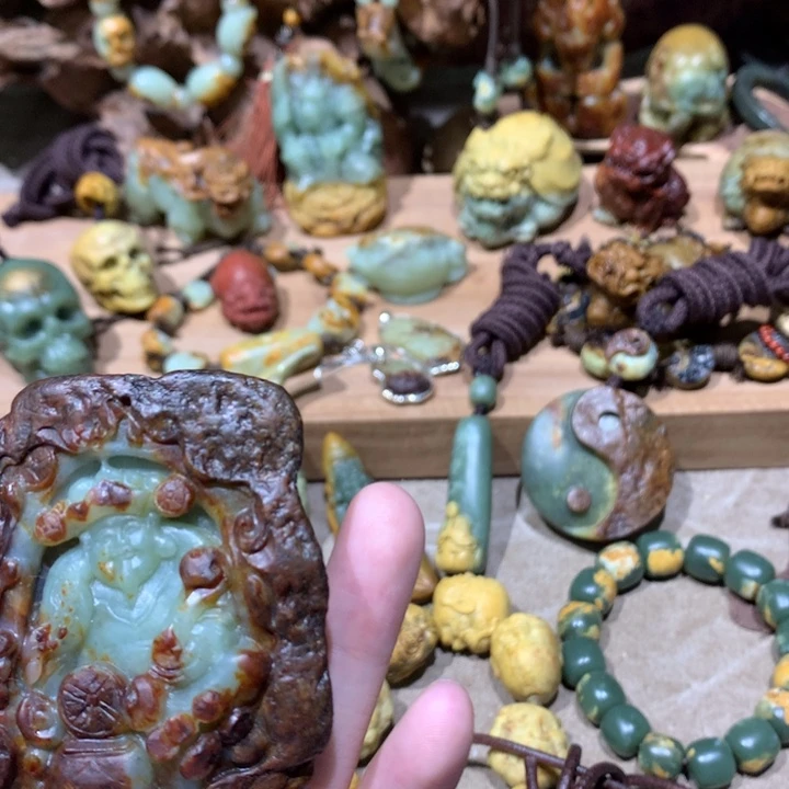 未镶嵌岫岩河磨玉（透闪石质玉）挂件