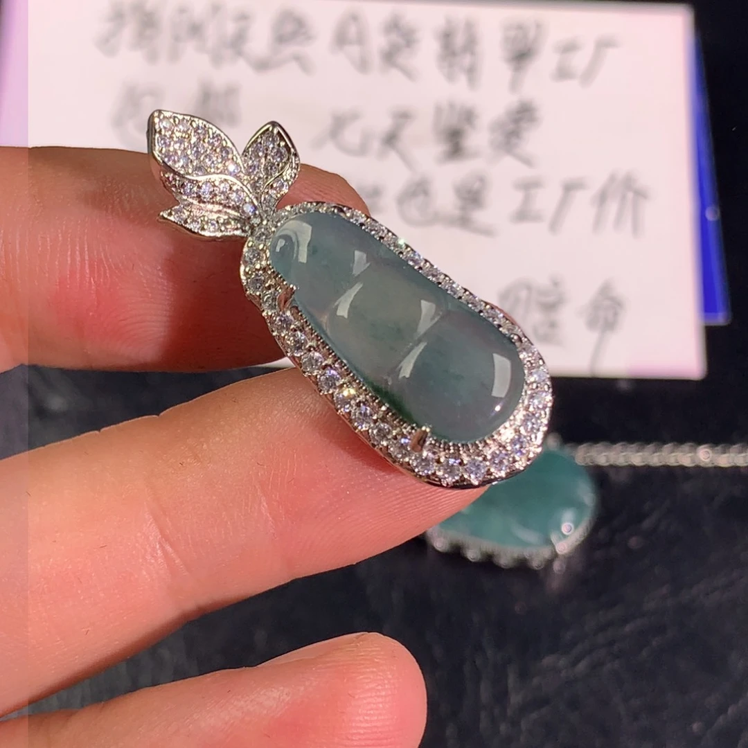 翡翠未镶嵌颈饰福豆