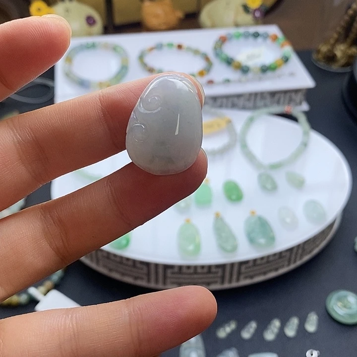 颈饰未镶嵌翡翠胶润如意吊坠