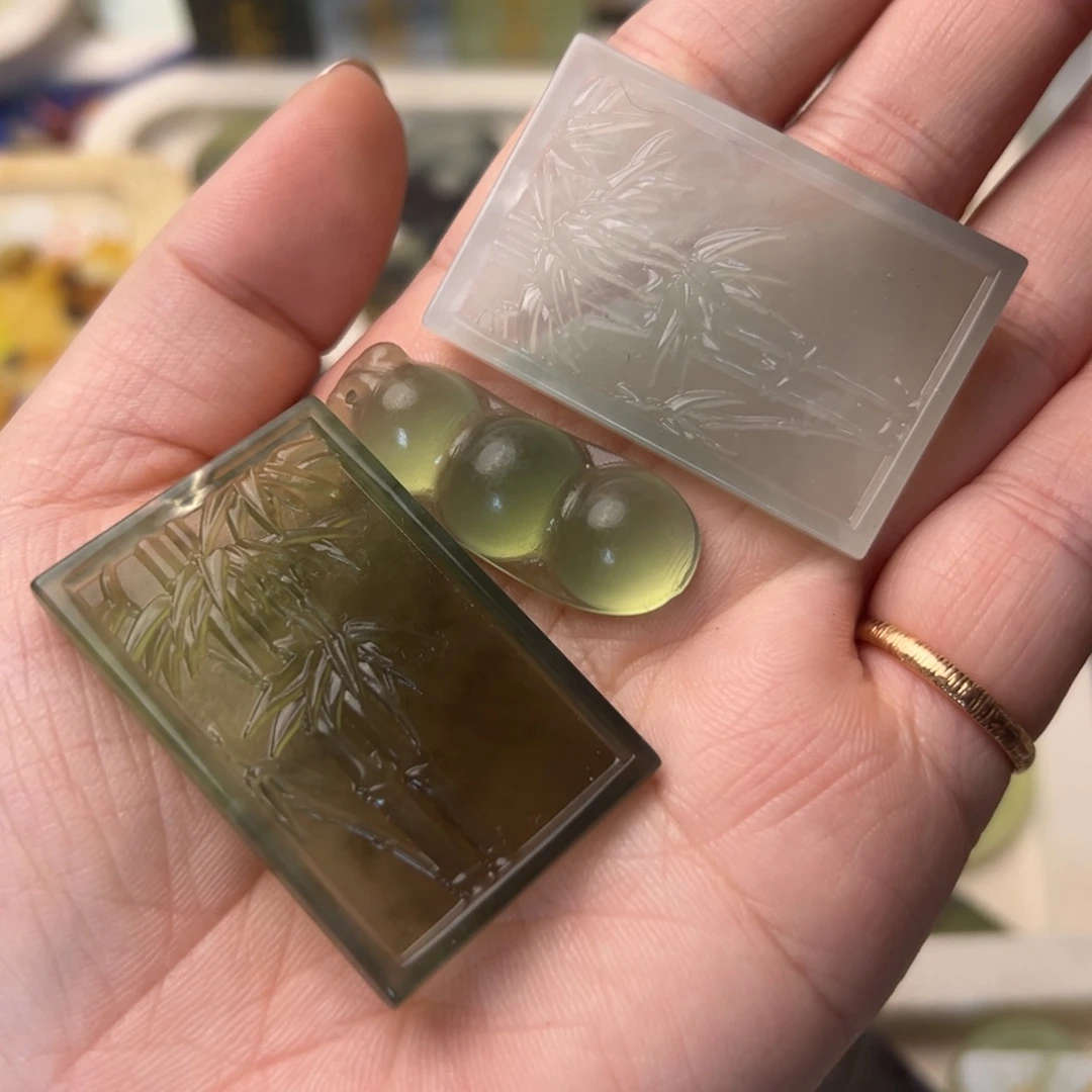 蛇纹石玉颈饰合金