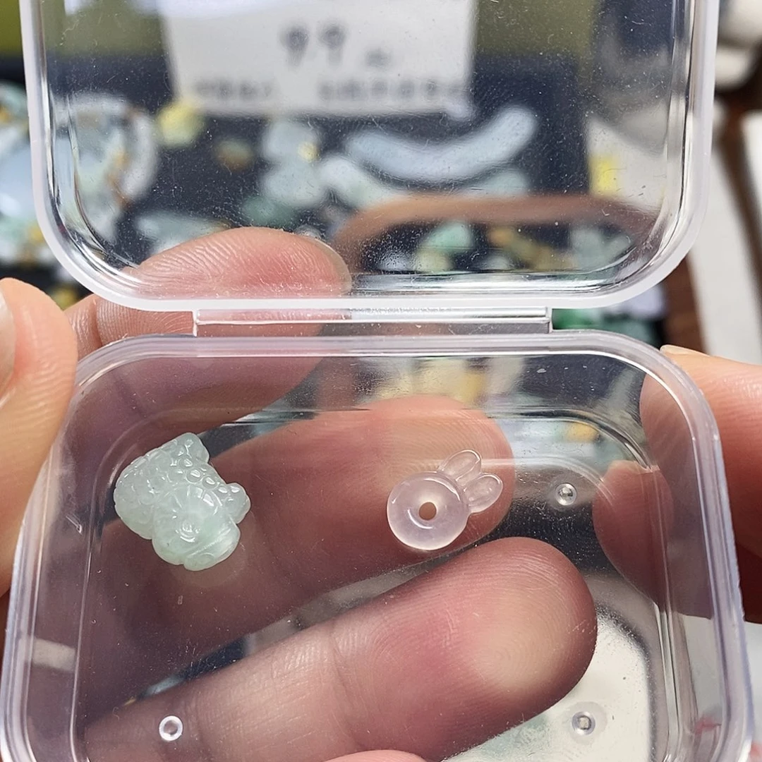 ****翡翠未镶嵌颈饰小滴溜