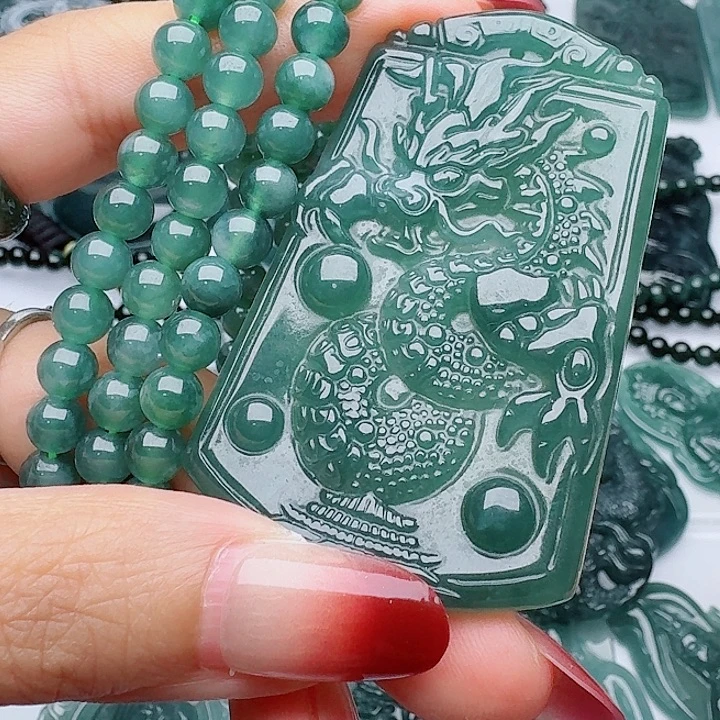 翡翠未镶嵌颈饰多样性发其一