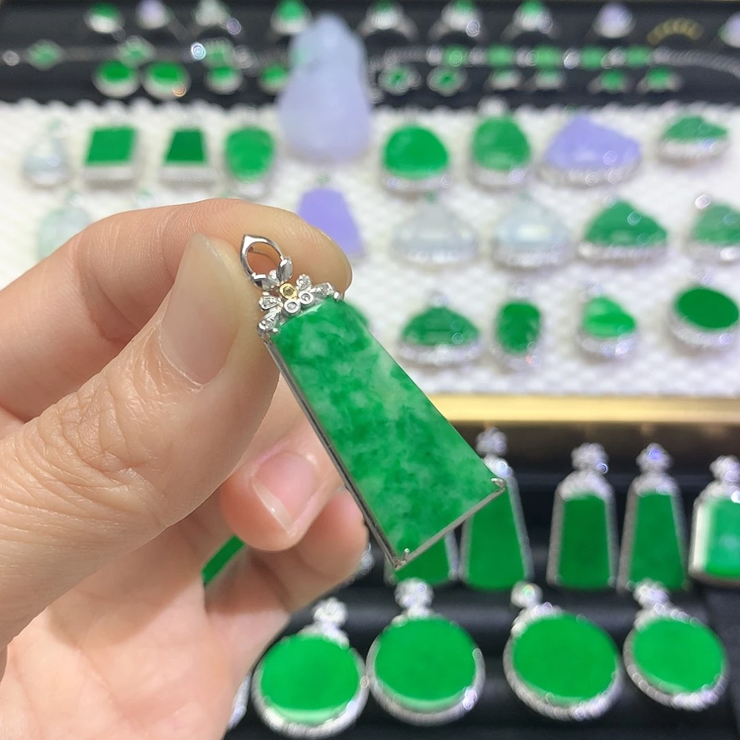 颈饰18K金镶嵌翡翠吊坠