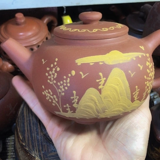 茶壶紫砂原矿泥料手工制作的一把紫砂壶。