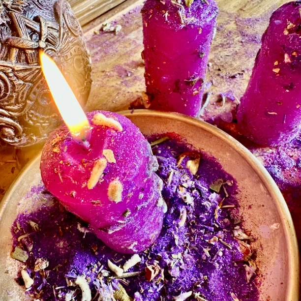 3个紫灵花草s美美s蜡烛