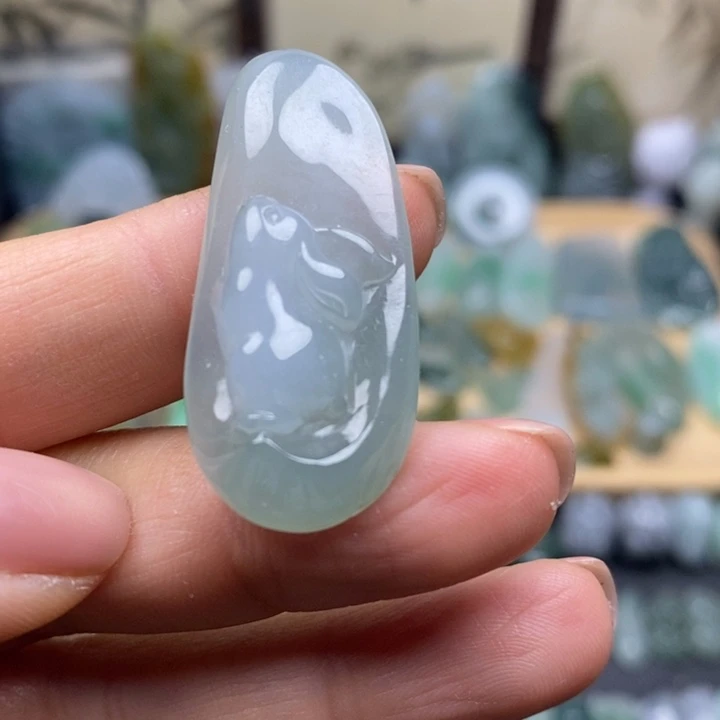 翡翠未镶嵌颈饰兔子