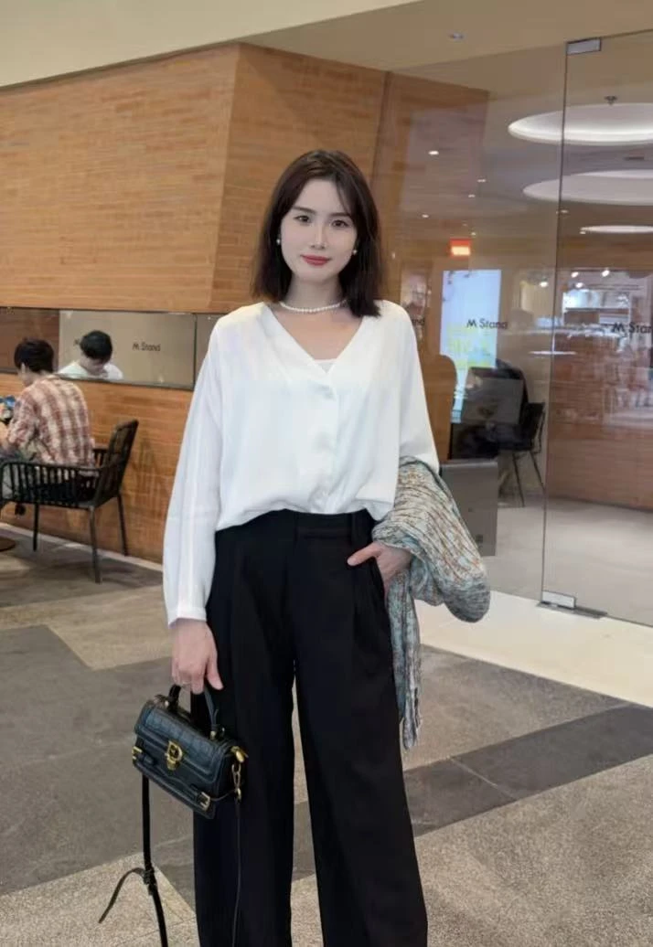 V领醋酸白色百搭女装上衣