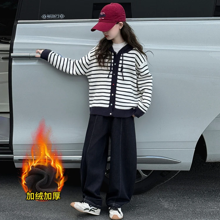 女童中大童秋冬新款时髦洋气条纹连帽毛衣加绒保暖牛仔阔腿裤套装