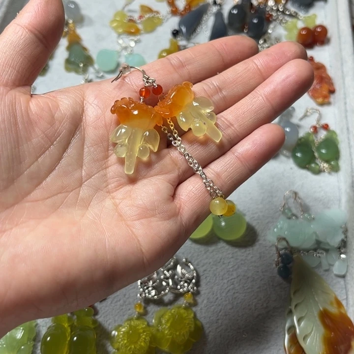 蛇纹石玉未镶嵌耳饰