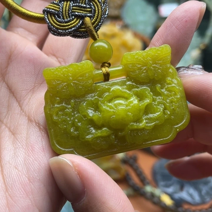 蛇纹石玉吊坠合金