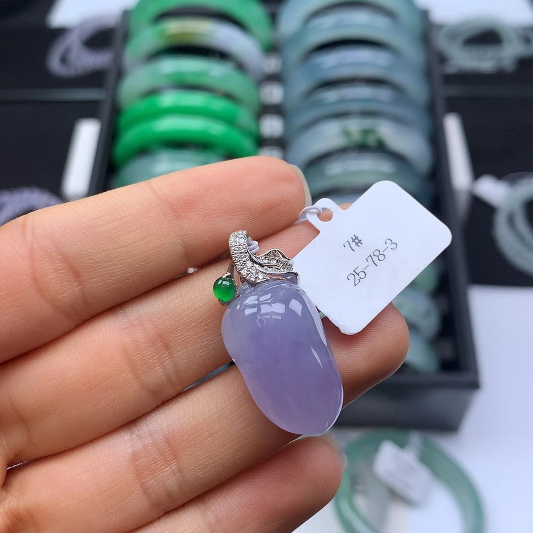 颈饰18K金镶嵌翡翠紫椒挂件