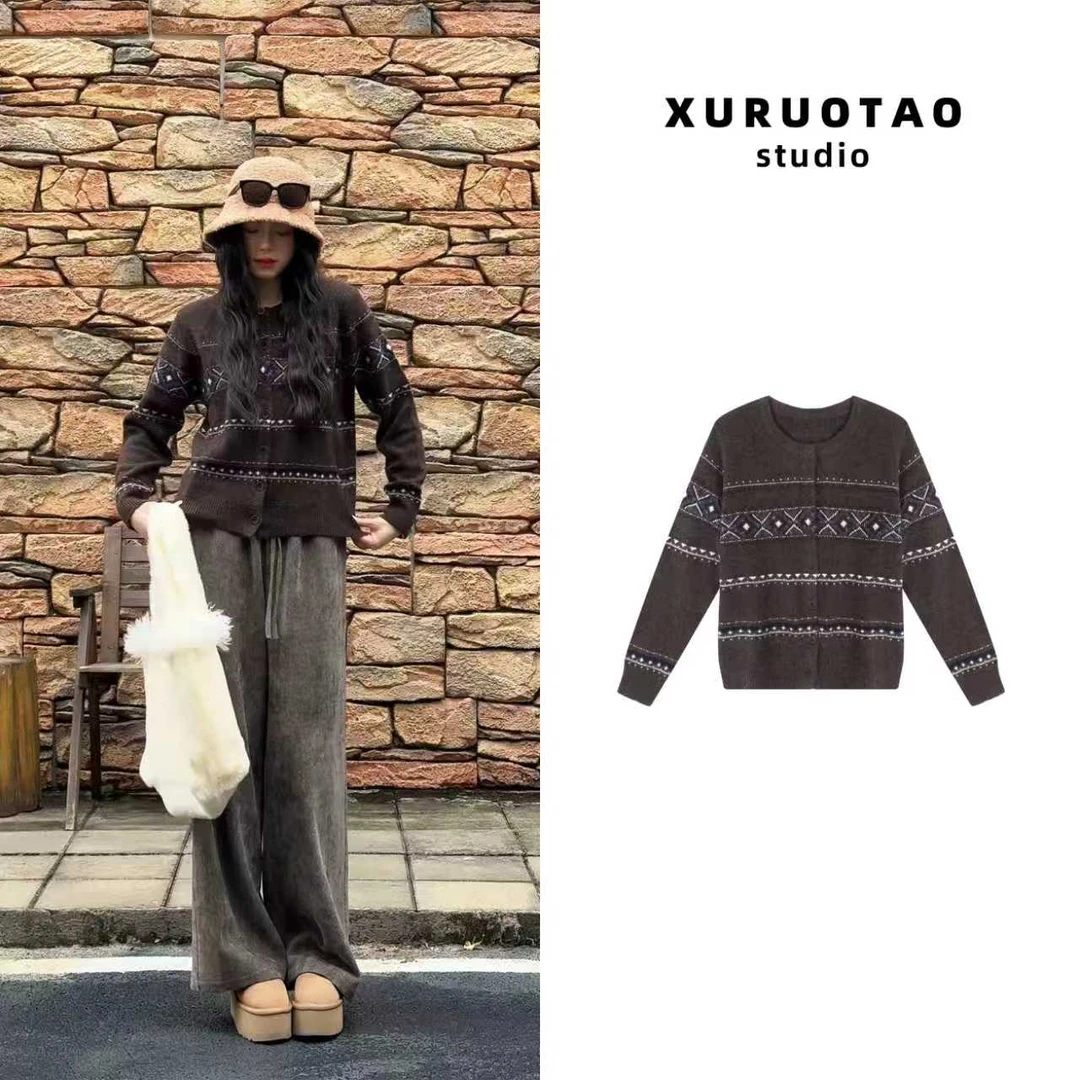 XURUOTAO【风格曲奇】100羊毛费尔岛毛织圆领设计咖色上衣 T5782